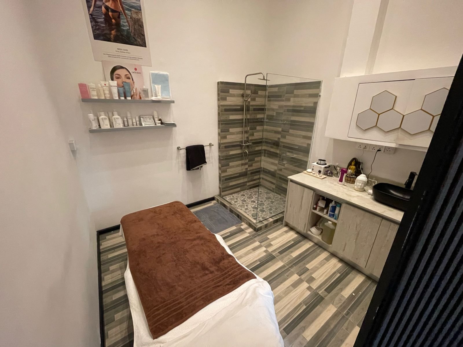 WhatsApp Image 2025-08-26 at 3.05.49 PM (1) Beauty Parlour & Spa Business For Sale – Centre of Mauritius