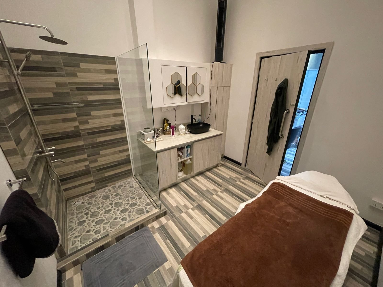 WhatsApp Image 2025-08-26 at 3.05.50 PM Beauty Parlour & Spa Business For Sale – Centre of Mauritius
